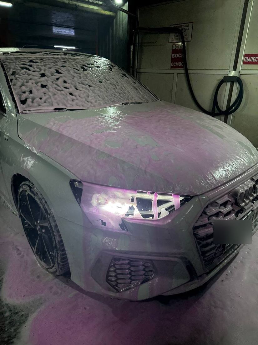 Audi A3 Sportback на мойке перед отправкой — кузов в пене перед полировкой