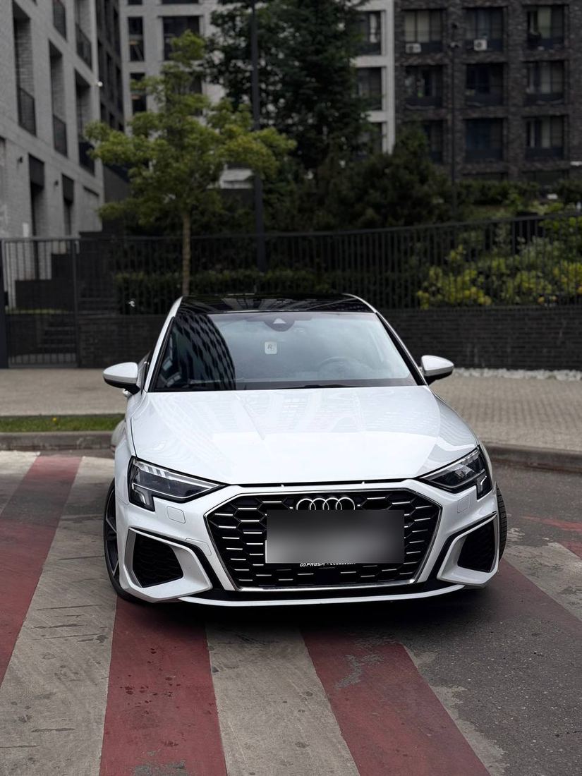 Audi A3 Sportback вид спереди в упор — светодиодные фары и решётка радиатора S line