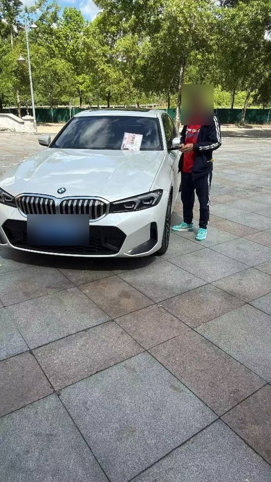 Осмотр белой BMW 320Li на открытой площадке в Китае перед покупкой