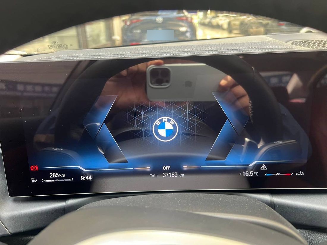 Приборная панель BMW 320Li показывает пробег 37189 км