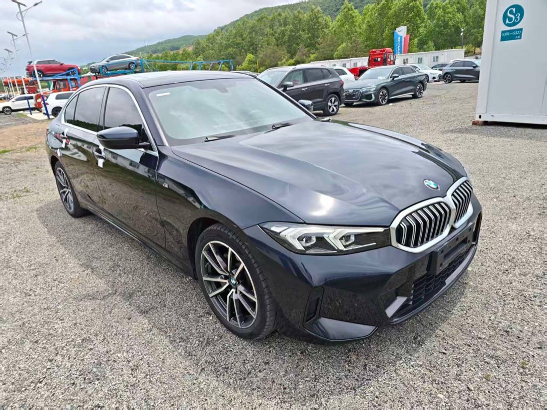 Чёрная BMW 320Li 2022 года на площадке в Китае — фронтальный вид перед покупкой