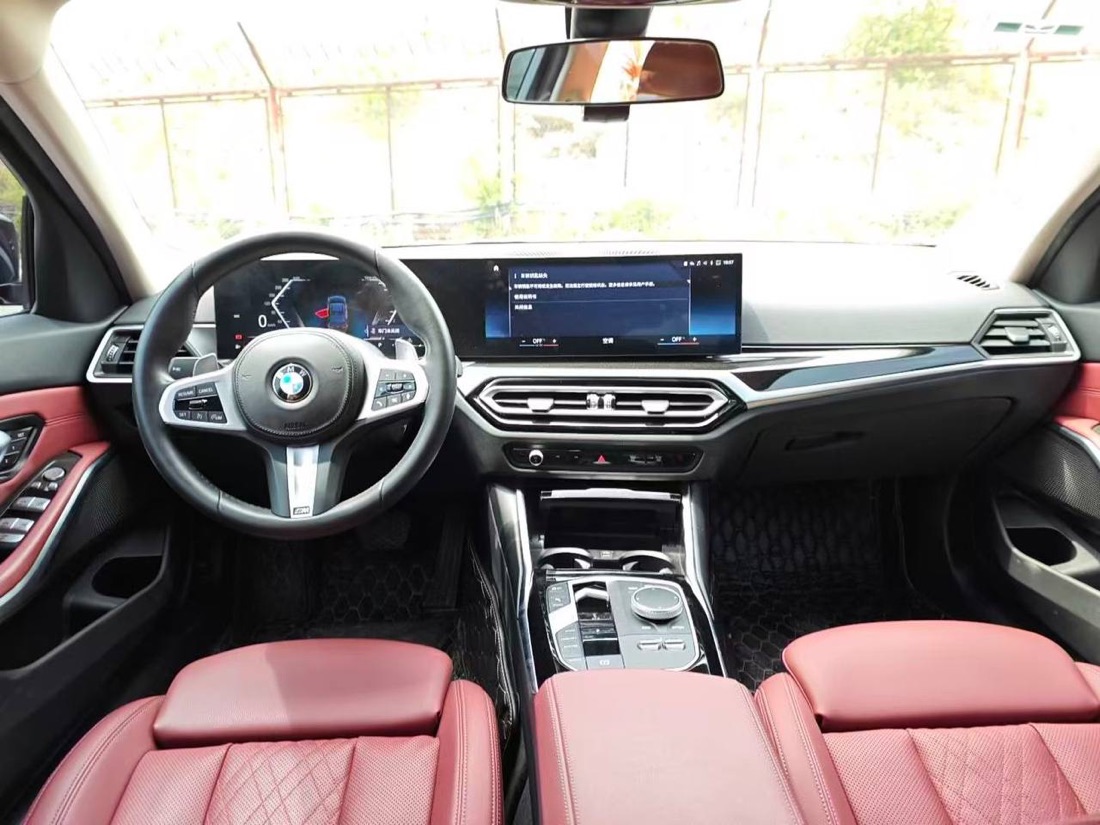 Салон BMW 320Li после подготовки — кожаные сиденья и руль M Sport