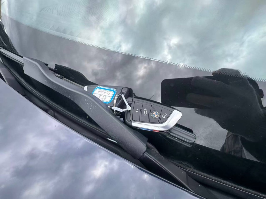 Ключ BMW и бирка с осмотра на площадке в Китае
