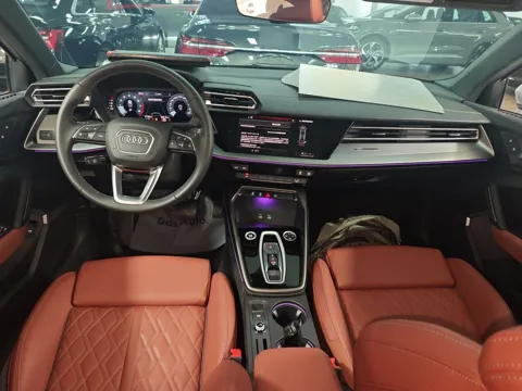 Audi A3 китайской сборки — салон с красно-коричневой кожей, вид с заднего ряда