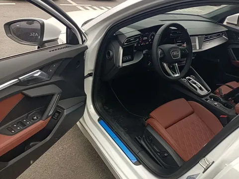Audi A3L белый — водительское место через открытую дверь, отделка цвета коньяк