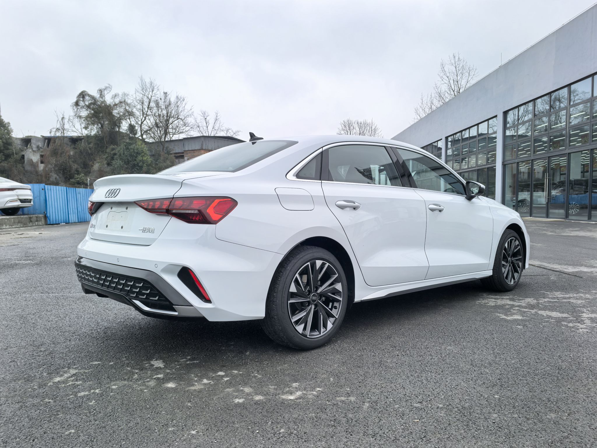 Audi A3 Long белый — вид сзади у дилерского центра, Китай 2024