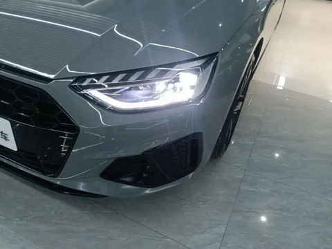 Audi A4L — светодиодная фара и решётка радиатора крупным планом