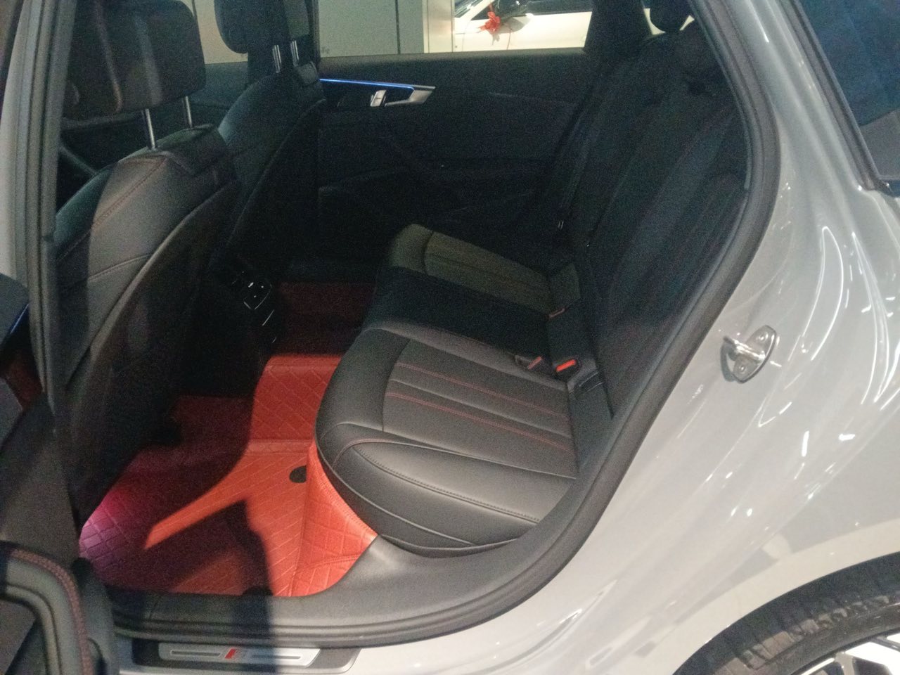 Салон Audi A4L из Китая — кожа с красной строчкой