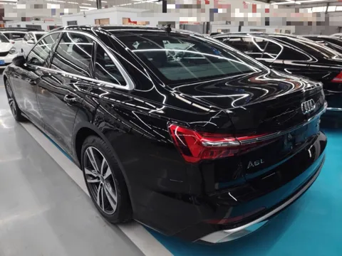 Audi A6L, вид сзади три четверти — шильдик A6L на крышке багажника