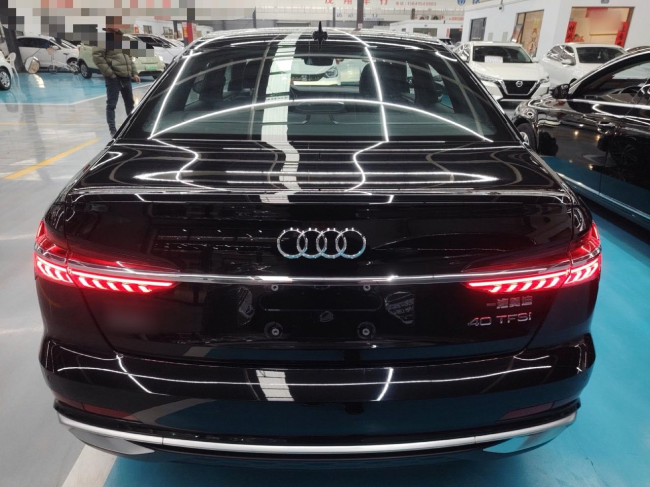 Audi A6L из Китая — вид сзади с шильдиком, чёрный металлик