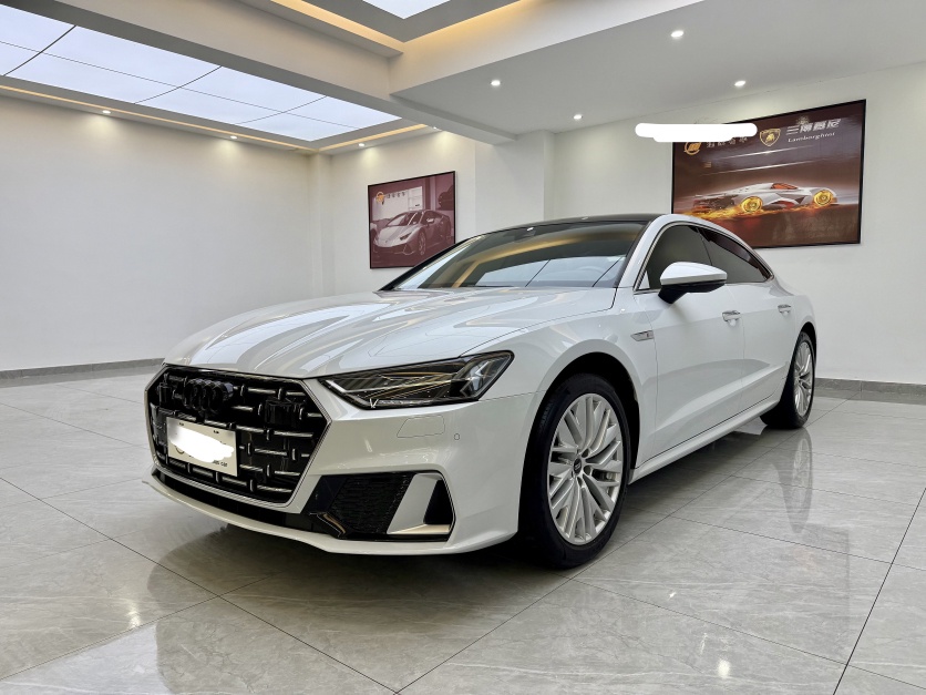 Audi A7L из Китая — белый, вид спереди три четверти
