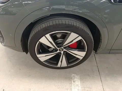 Audi Q5L — колёсный диск и красный тормозной суппорт
