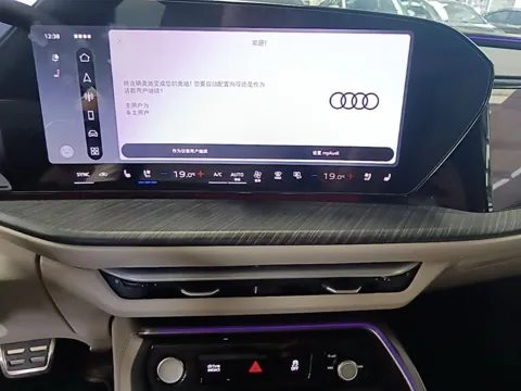 Audi Q5L — центральный экран при первом включении, интерфейс на китайском