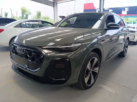 Audi Q5L нового поколения, оливковый, вид спереди три четверти