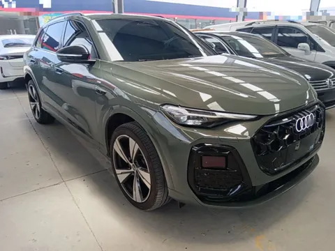 Audi Q5L оливкового цвета, вид спереди слева, площадка в Китае