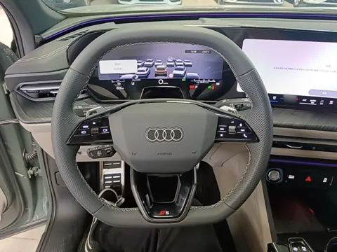 Audi Q5L — руль с эмблемой S и цифровая приборная панель