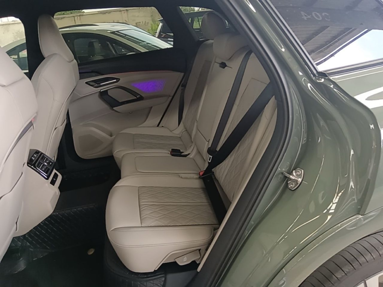 Задний ряд Audi Q5L из Китая
