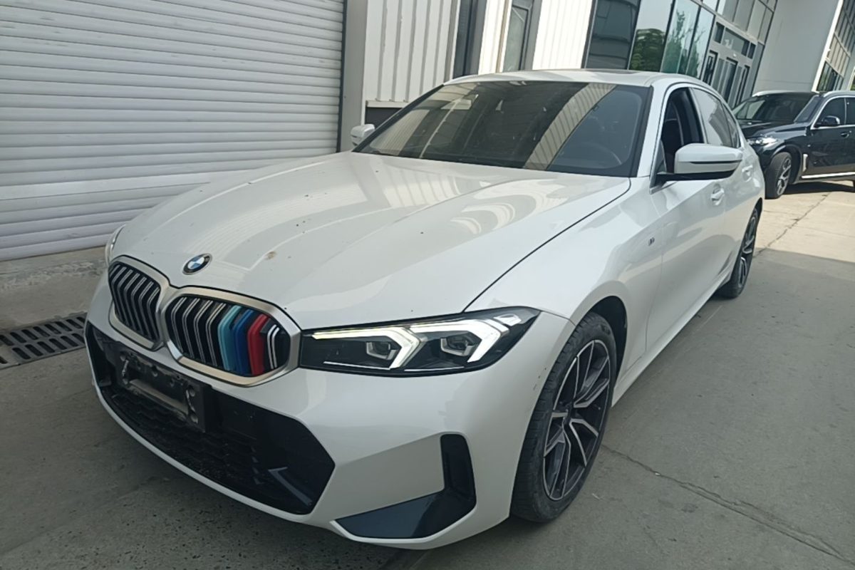 BMW 320Li vs Audi A4L — детально