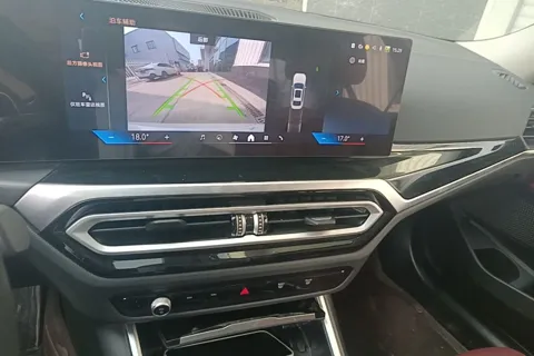 BMW G28 — экран iDrive 8: камера заднего вида и парковочная схема