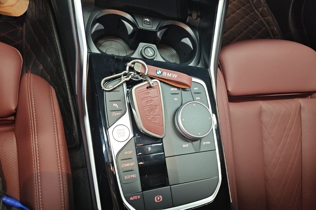 Ключ BMW и центральная консоль 320Li G28 — iDrive, беспроводная зарядка