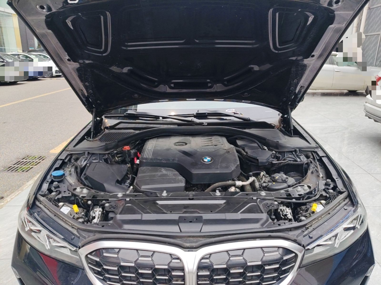 Мотор B48 под открытым капотом BMW 320Li G28