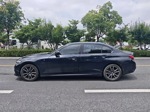 BMW G28 чёрного цвета, вид сбоку