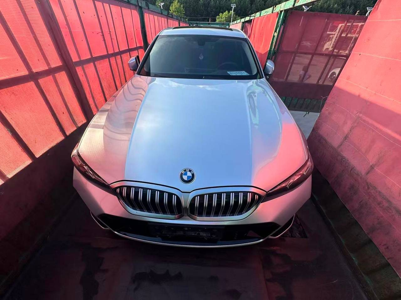 BMW 320Li G28 серебристый, вид спереди, в автовозе в Китае — реальное фото с отгрузки