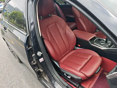 BMW G28 — переднее кресло через открытую дверь