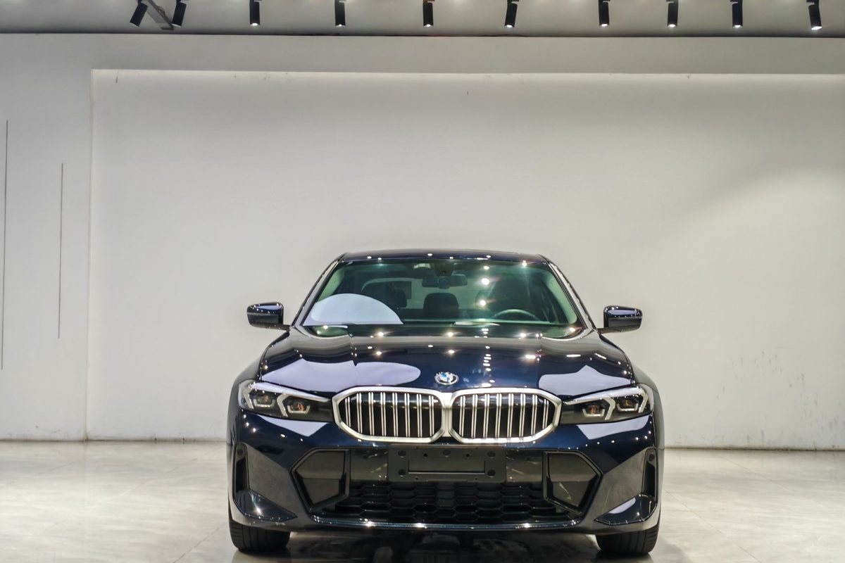BMW 320Li G28 Base — тёмно-синий, вид спереди