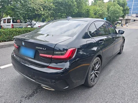 BMW 325Li (G28), чёрный, вид сзади три четверти — шильдик 325Li