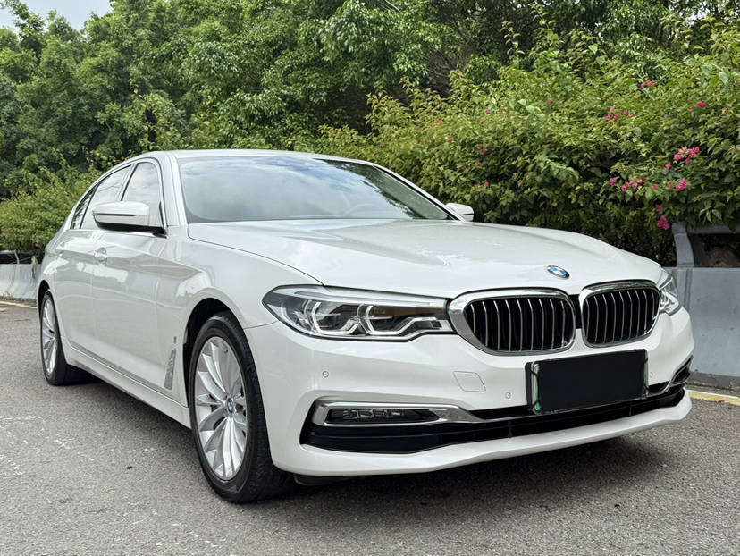 BMW 5-Series G38 из Китая — вид спереди три четверти