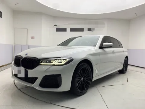 BMW 5 серии Li (G38) после рестайлинга, белый, вид спереди три четверти