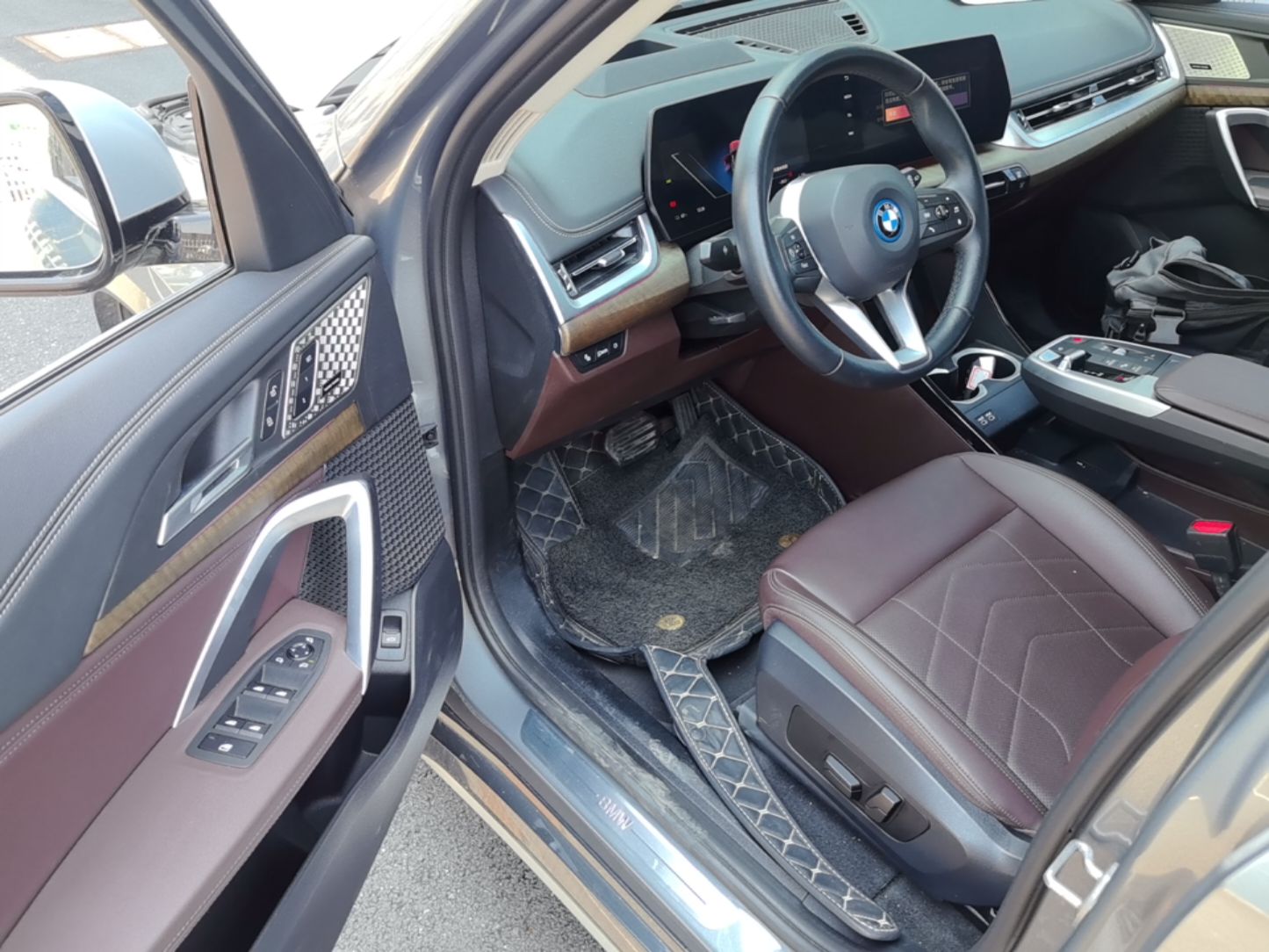 BMW iX1 из Китая — салон, бордовая кожа и изогнутый экран