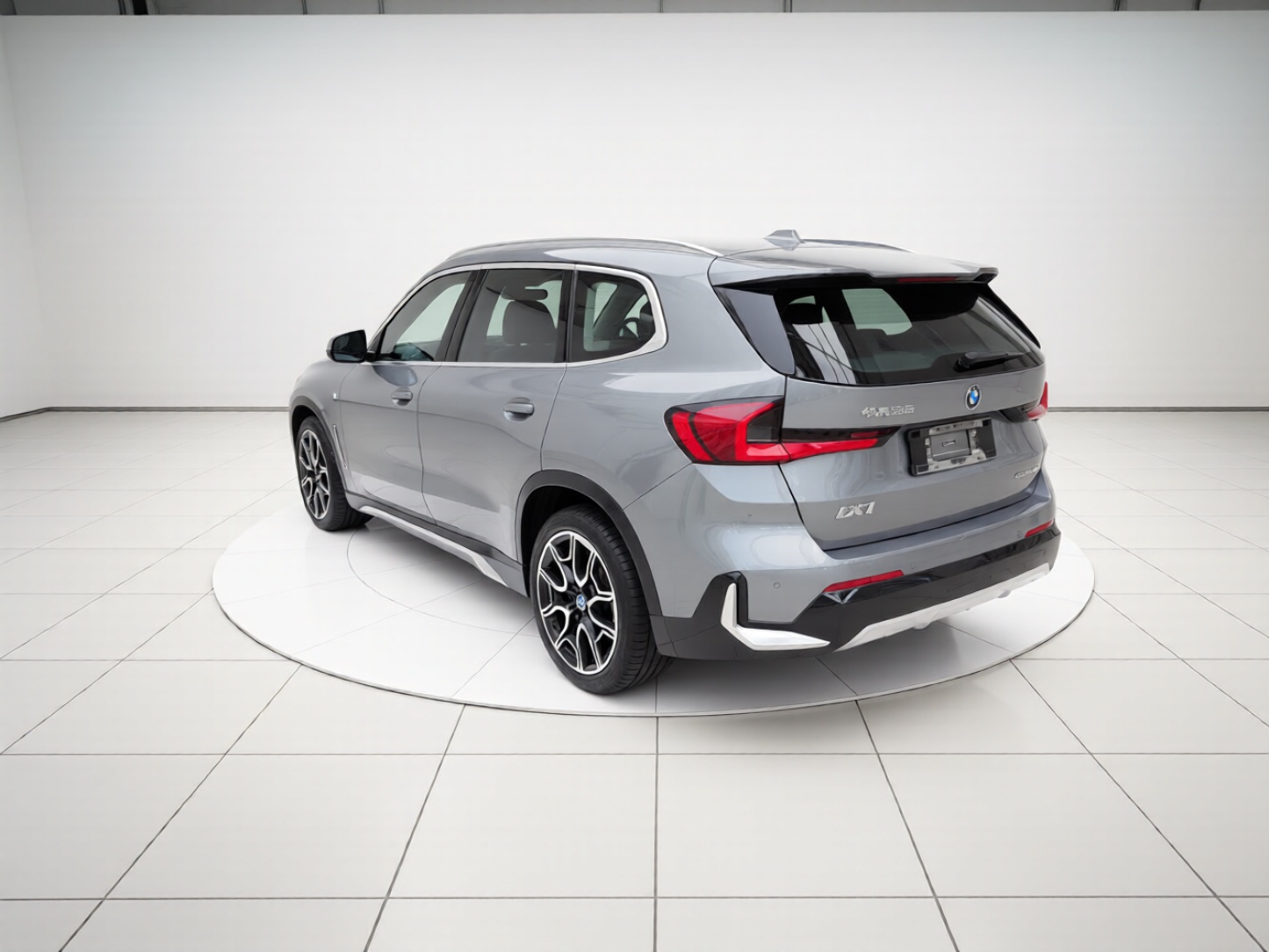 BMW iX1 из Китая — вид сзади, шильдик iX1