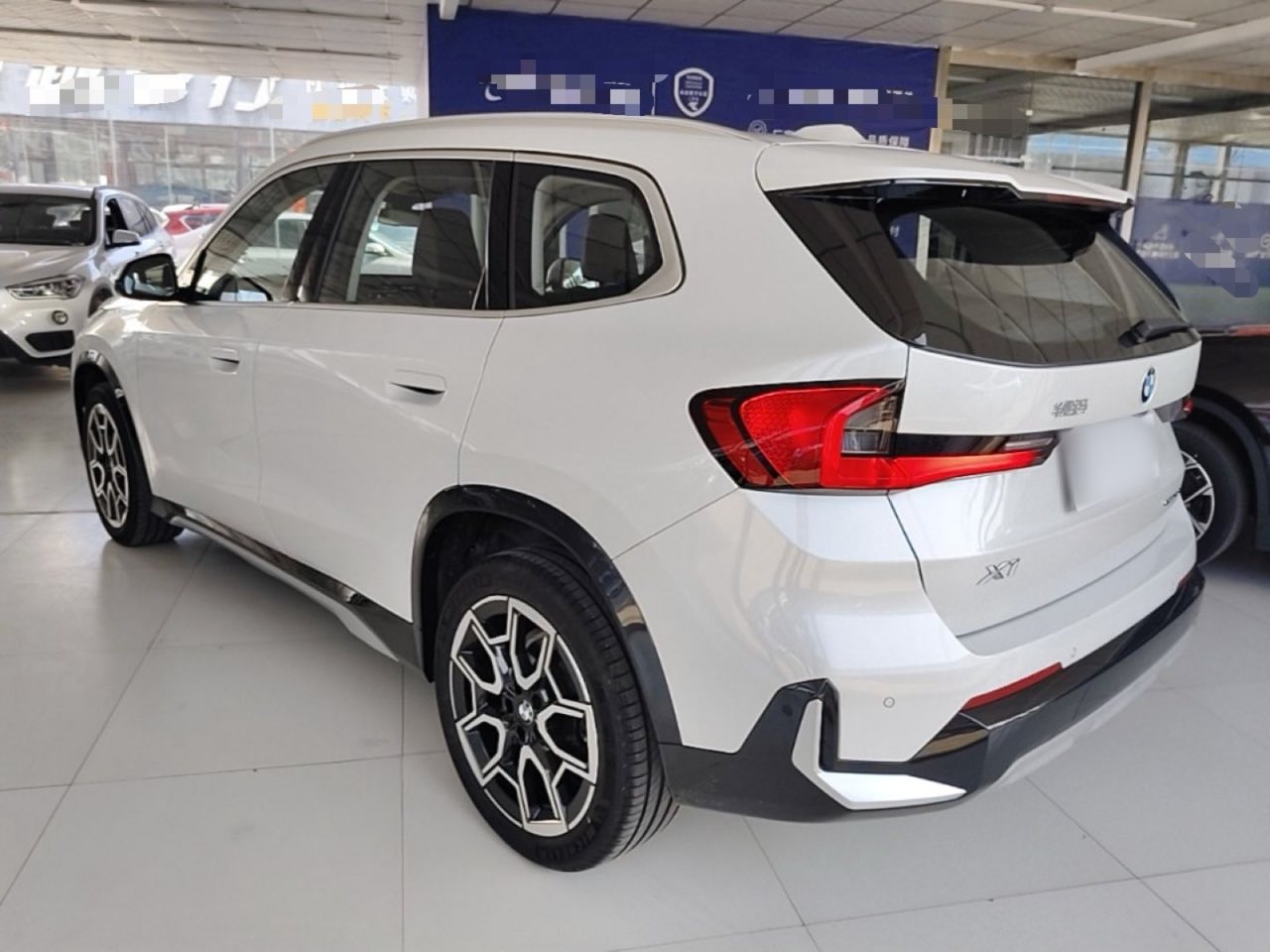 BMW X1 U12 из Китая — белый, вид сзади три четверти