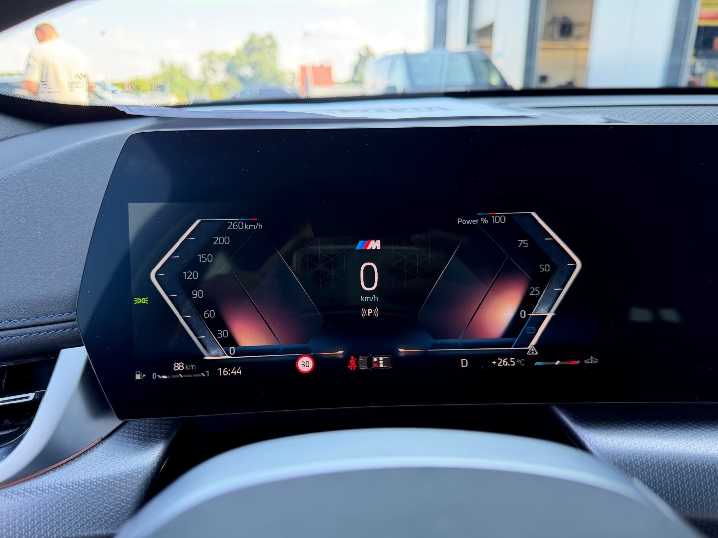 Цифровая приборная панель европейской BMW X1 U11 с логотипом M и скоростью