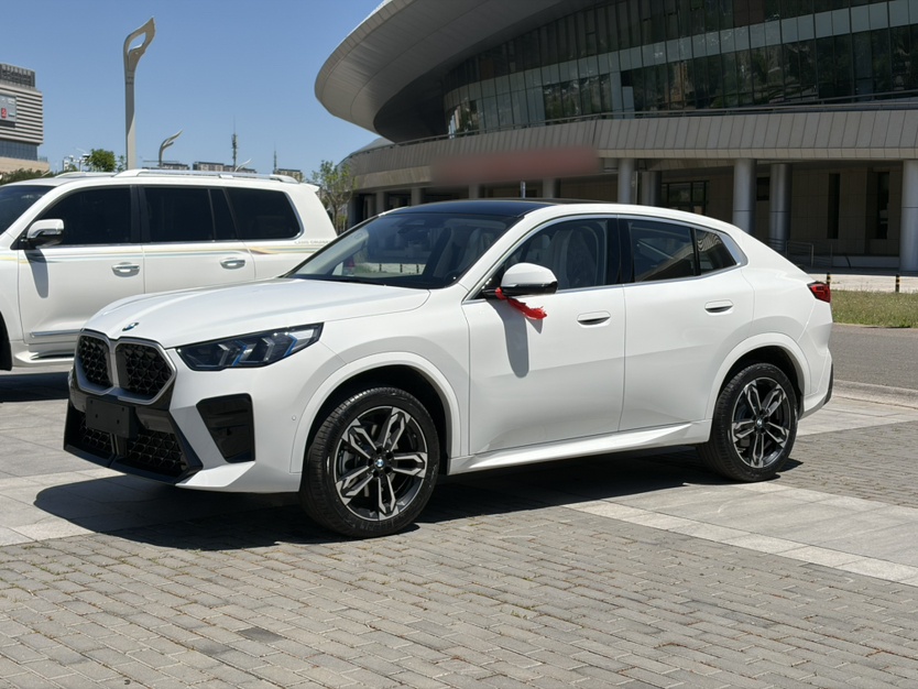 BMW X2 из Китая — белый, вид спереди три четверти