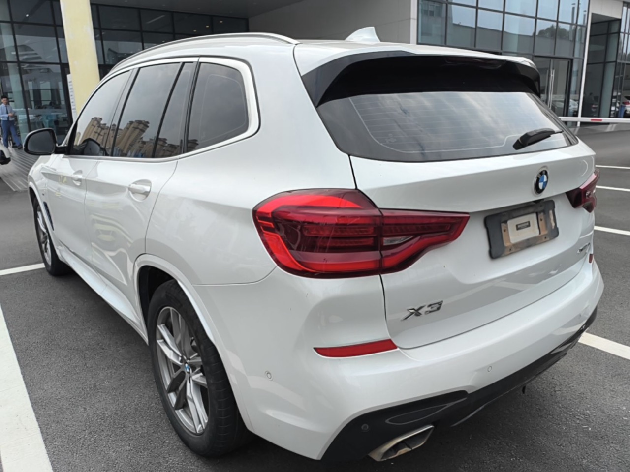 BMW X3 G08 из Китая — белый, вид сзади три четверти, ровная крыша, шильдик X3