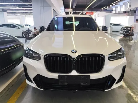 BMW X3 G08 после рестайлинга — вид спереди, чёрная решётка