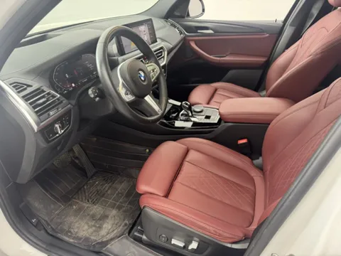 BMW X3 G08 — передние кресла, красная кожа