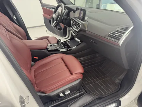 BMW X3 G08 — салон через открытую переднюю дверь