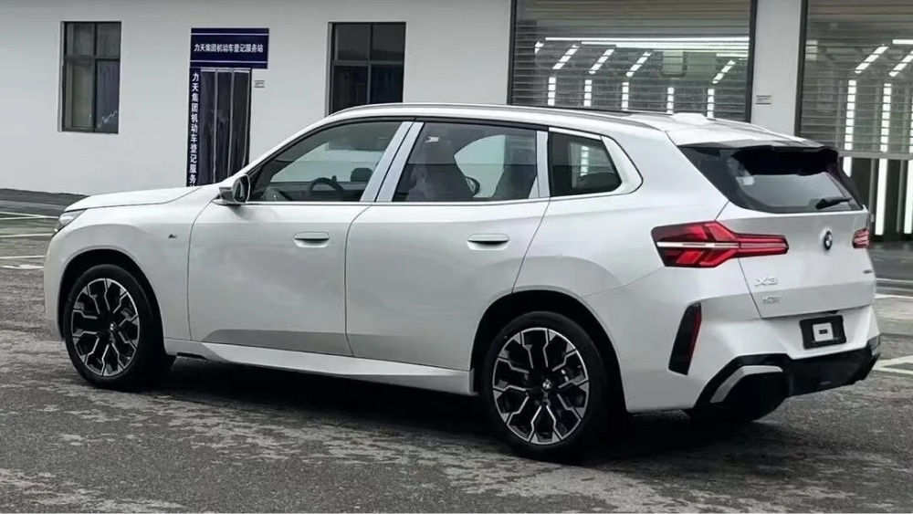 BMW X3 L из Китая — белый, вид сзади три четверти, профиль на автомобильной площадке