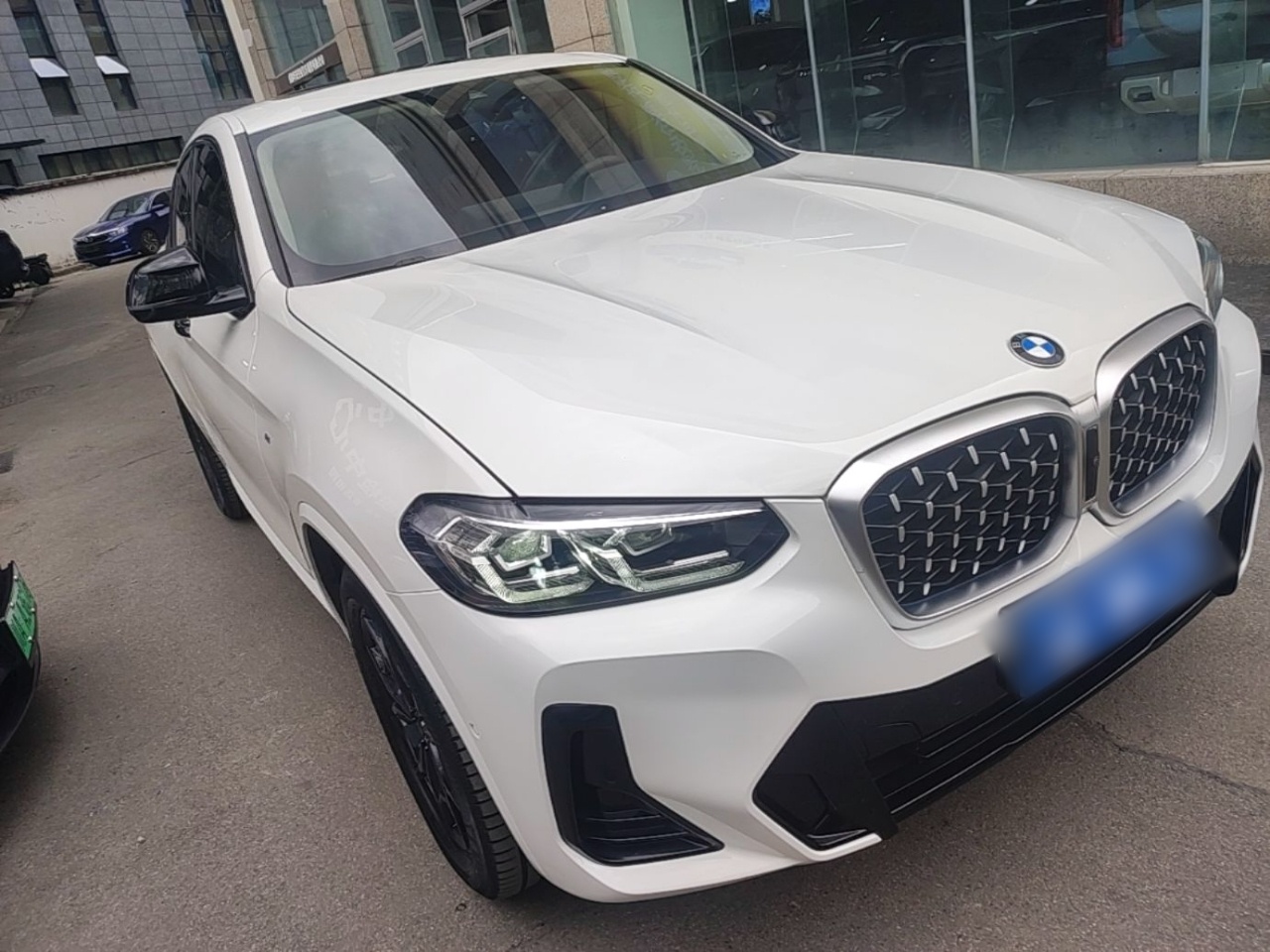 BMW X4 G02 из Китая — белый, вид спереди три четверти, купе-крыша