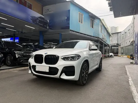 BMW X4 G02 до рестайлинга, белый, вид спереди три четверти
