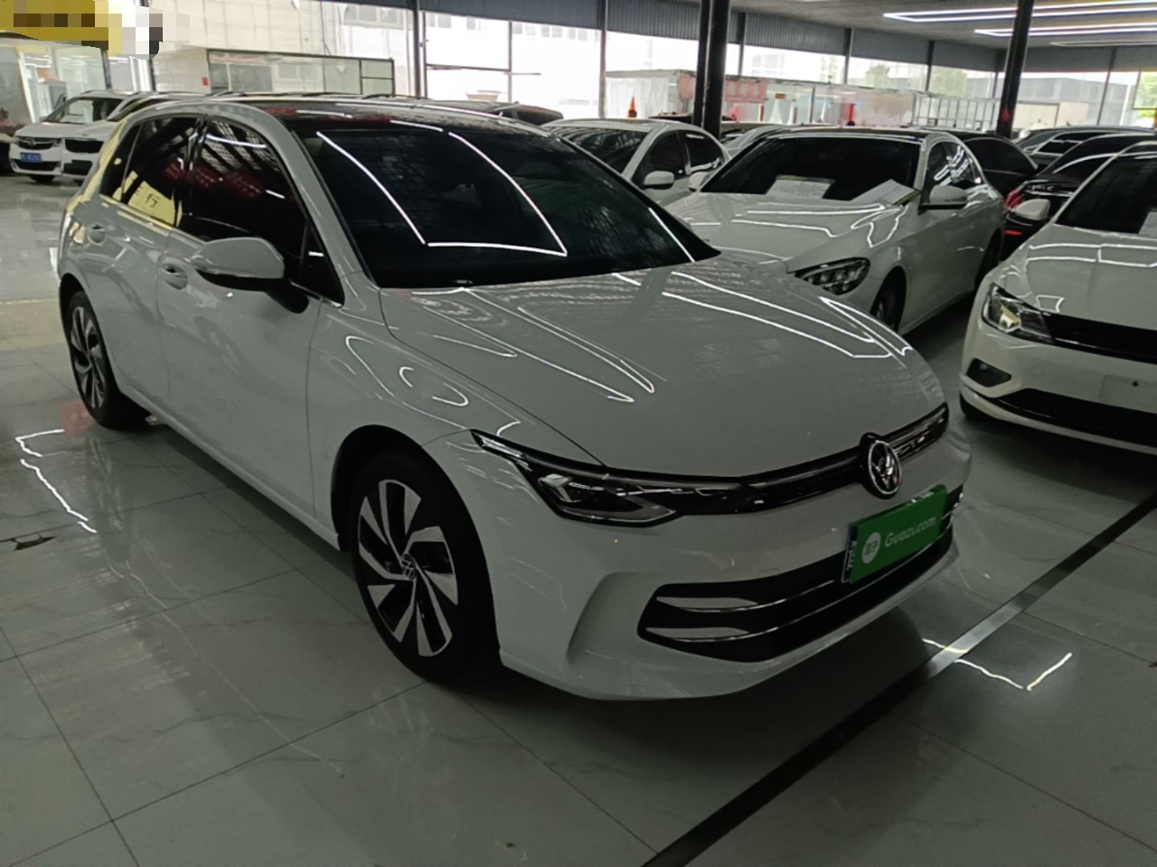 Volkswagen Golf 8 из Китая — белый, вид спереди три четверти