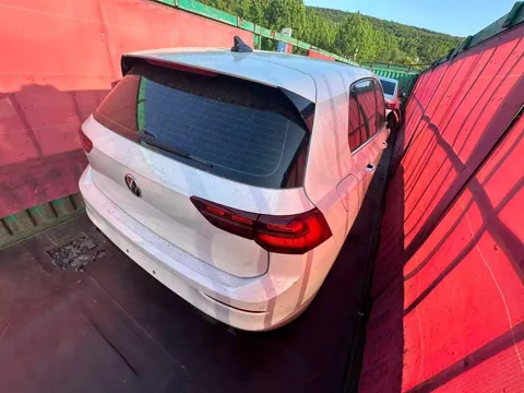 Белый Golf 8 на автовозе, вид сзади