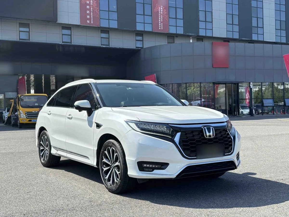 Белая Хонда UR-V китайского рынка спереди три четверти