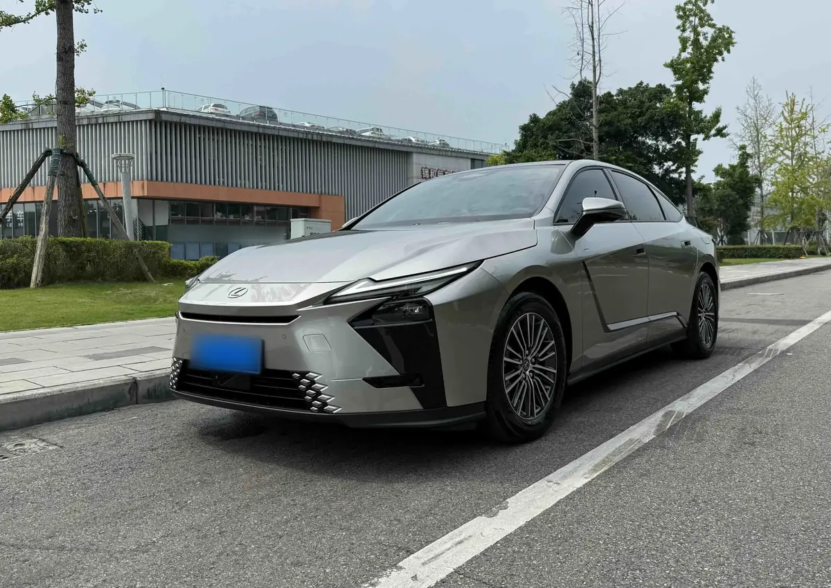 Серый Lexus ES нового поколения из Китая спереди три четверти на дороге