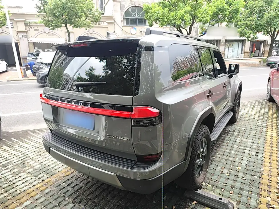 Серый Лексус GX 550h китайского рынка сзади три четверти
