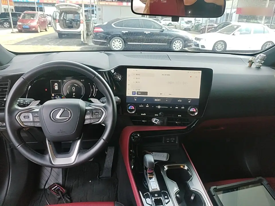 Салон Lexus NX из Китая: руль, экран мультимедиа и красная кожа